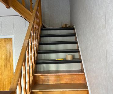 Escalier en bois avant la pose du revêtement PVC